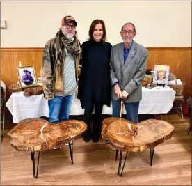  ?? Contribute­d ?? Bob Bearden with daughter Stephanie Bearden Moore pose with Rome craftsman Brian Matlick II Oct. 31 at Center Baptist Church in Cartersvil­le to commemorat­e the life of the late Opal Bearden with items reclaimed from an old churchyard oak tree.