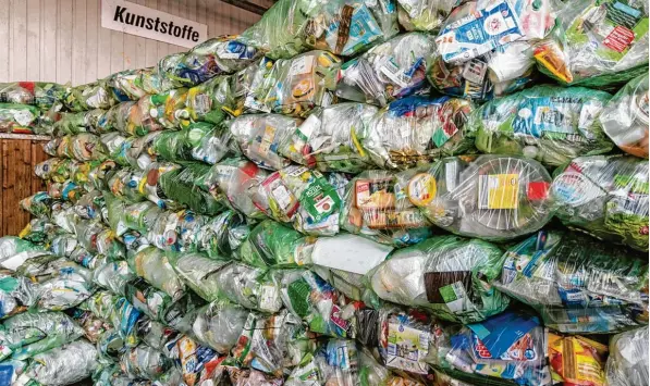  ?? Archivfoto: Ralf Lienert ?? Jeder Deutsche produziert pro Jahr rund 37 Kilo Plastikmül­l. Mit einfachen Tricks lässt sich diese Menge reduzieren – beim Einkaufen, im Haushalt – aber auch, wenn man unterwegs ist.