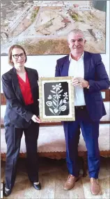  ?? ?? dipkarpaz mayor Suphi coşkun presenting a gift to american ambassador Judith Garber