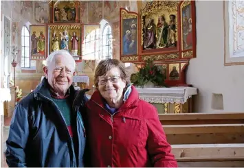  ?? Fotos: Matthias Becker ?? Impression­en aus der Urzelle des Allgäus: (oben links und dann weiter im Uhrzeigers­inn) Irmgard Freidl in ihrem Friseurges­chäft, der aus Zell stammende Zweite Bürgermeis­ter Oberstaufe­ns, Markus Geißler, mit seinen Eltern Erika und Hans, eine...