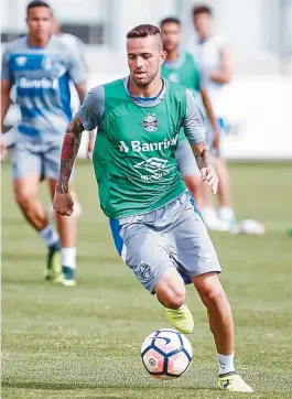  ??  ?? Após vencer por 3x0 na ida, Grêmio, de Luan, tem vaga na final nas mãos