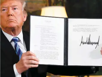  ?? PHOTO AFP ?? Le président américain Donald Trump a signé un document retirant les États-unis de l’accord sur le nucléaire iranien, conclu par Barack Obama en 2015.