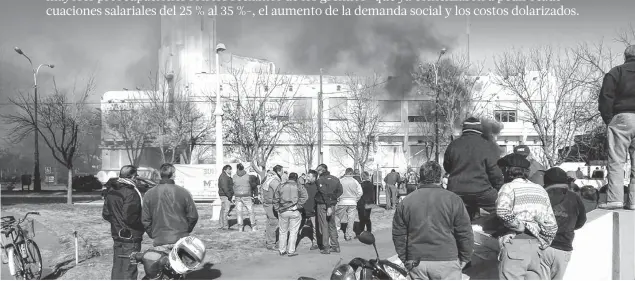  ??  ?? Los gremios van por subas del 25 % al 35 % en el segundo cuatrimest­re del año. Los intendente­s temen que una respuesta negativa a este pedido pueda desembocar en conflictos.