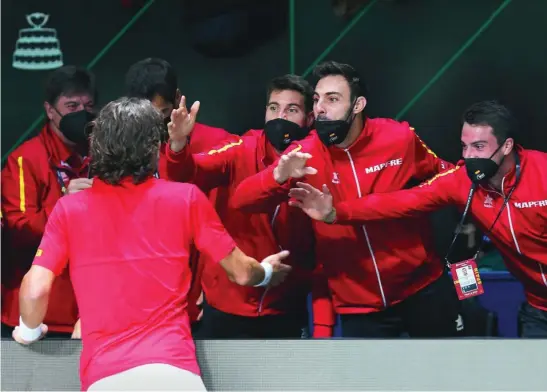  ?? EUROPA PRESS ?? El banquillo español felicita a Feliciano López tras su triunfo en el primer partido