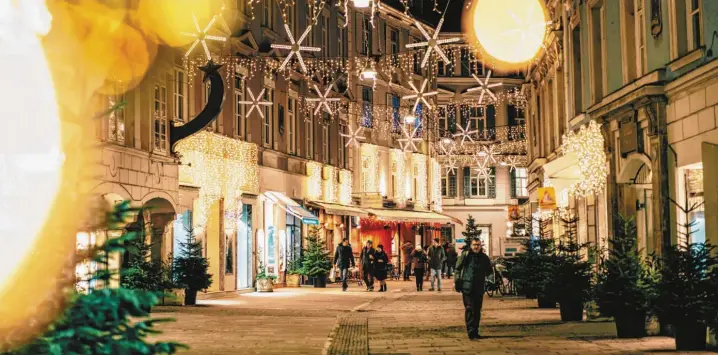  ?? Foto: Adobe stock ?? Die Innenstadt in Graz ist weihnachtl­ich dekoriert.