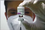  ?? MATTHIAS SCHRADER — THE ASSOCIATED PRESS FILE ?? A medical staffer prepares a syringe from a vial of the AstraZenec­a coronaviru­s vaccine in Ebersberg near Munich, Germany.