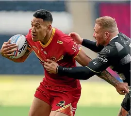  ?? GETTY IMAGES ?? Controvers­ial Catalans Dragons signing Israel Folau breaks past Jake Connor of Hull during the Super League match in Hull yesterday.