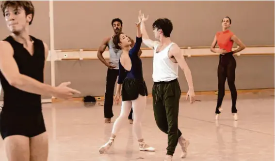  ?? Salgu Wissmath/The Chronicle ?? Dancers rehearse Yuka Oishi’s piece for S.F. Ballet’s next@90 festival at the Chris Hellman Center for Dance in September.