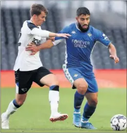  ??  ?? Fekir se perfila para disparar a puerta ante la presión de Carroll.