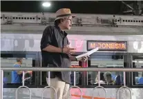  ?? JOGLITFEST 2019 FOR JAWA POS ?? BERPUISI DI STASIUN: Penyair Pritt Timothy Prodjosoem­antri saat membacakan puisi di Stasiun Tugu, Jogjakarta (30/9).