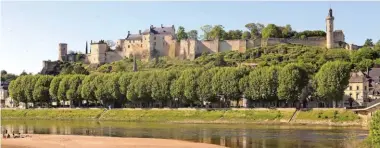  ??  ?? Perchée sur son éperon rocheux, la forteresse royale de Chinon domine la ville bordée par la Vienne. Un ensemble d’une grande beauté, qui accueillit Jeanne d’Arc !