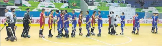  ?? FOTO: FEP ?? Saludo antes del inicio de partido Luego, la selección española dio buena cuenta del combinado italiano, al que le endosó un goleada (4-0) que le permite optar a su 17º Mundial HOCKEY PATINES/WRG