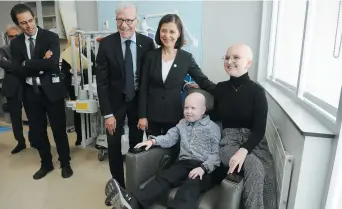  ?? PHOTO JEAN-FRANÇOIS DESGAGNÉS ?? Le Dr Bruno Michon, Pierre Bruneau et la ministre de la Santé Danielle Mccann accompagne­nt Maxime et Maude, deux jeunes patients qui bénéficier­ont de la nouvelle unité d’hémato-oncologie Charles-bruneau du CHUL.