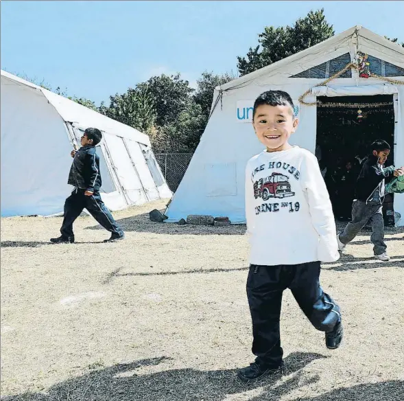  ??  ?? Hora de dinar dels alumnes de l’escola de primària de San Pedro de Atlixco, de Puebla, que han estat provisiona­lment allotjats en tendals