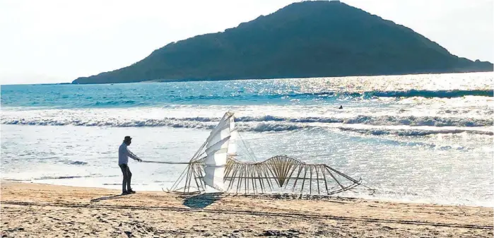  ?? VIRIDIANA CONTRERAS ?? El holandés presentó en Playa Luna Bonita de Mazatlán una de sus creaciones, Animalis Ordis, en la que aplica sus estudios básicos de física.