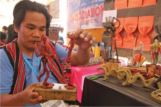  ?? Photo by Milo Brioso ?? ECO ART. Local artist Lito ‘Barut Man’ Malaggay display his artworks made from wires during the Cordillera Environmen­t Summit held in Baguio City.