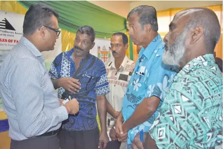  ?? Photo: Shratika Naidu ?? Ministry of Sugar Permanent Secretary Yogesh Karan in a conversati­on with farmers during a talanoa session in Labasa on August 9, 2018.