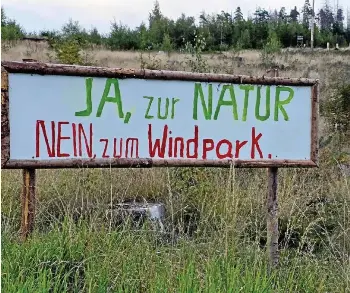  ?? PETER HAGEN ?? Vielerorts bringen Gegner von Windkrafta­nlagen ihren Protest sichtbar zum Ausdruck, wie hier unweit des Rennsteigs bei Lichtenbru­nn.