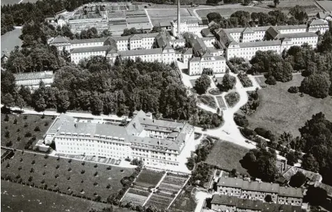  ?? Fotos: BKH Archiv ?? In den Räumen der heutigen Bezirkskli­nik Kaufbeuren (auf unserem Bild der hintere, große Gebäudekom­plex) wurden Menschen mit einer speziellen Diät behandelt – so lan ge, bis sie starben. Da dauerte meistens gerade einmal drei Monate.