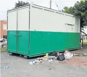  ?? Picture: LOUISE KNOWLES ?? TRASHING THE TOWN: Rubbish has accumulate­d outside the Integrated Waste and Recycling Services buy-back centre at the Port Alfred tourism office since skips for normal household refuse were removed