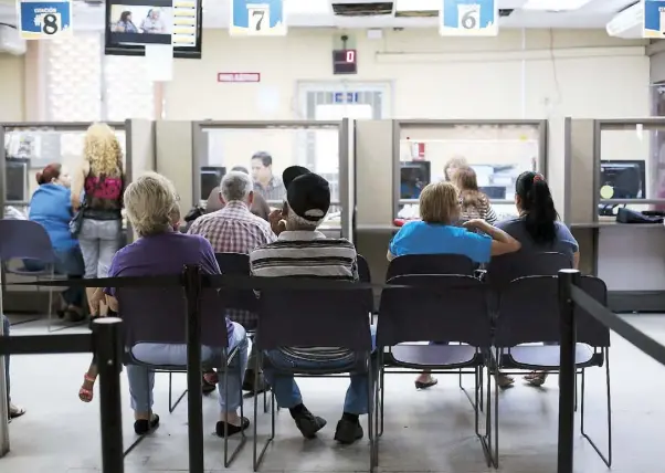  ??  ?? LOGRAR ser atendido en la primera visita a una oficina de gobierno, es casi un sueño del ciudadano y un reto que en pleno Siglo 21 todavía no se concretiza.