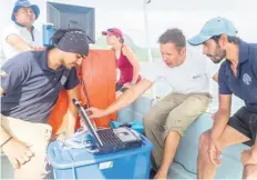  ??  ?? En “Arqueologí­a en la Villa Rica. Tras los pasos de Del Paso y Troncoso y los barcos hundidos de Cortés” participa Christophe­r Horrell (al centro).