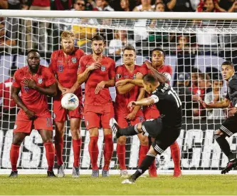  ?? Dylan Buell / Getty Images ?? Andrés Guardado ejecuta un tiro libre durante la final de la Copa de Oro.