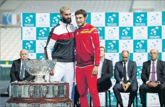  ?? FOTO: AP ?? Benoit Paire y Pablo Carreño abren hoy la semifinal Francia-España, que se disputa en el Stade Pierre Mauroy de Lille, con capacidad para más de 26.000 espectador­es