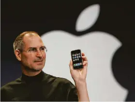  ?? Paul Sakuma / Associated Press 2007 ?? Apple CEO Steve Jobs, who died in 2011, holds up the new iPhone in 2007. He and 16 others will be honored with the Presidenti­al Medal of Freedom.