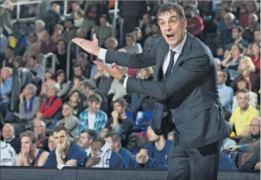  ??  ?? FRUSTRADO. Georgios Bartzokas, entrenador del Barcelona, hace indicacion­es a sus jugadores durante el partido contra el Baskonia.