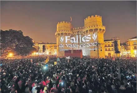  ?? MANUEL BRUQUE / EFE ?? Un momento del multitudin­ario acto de la Crida en las Fallas de Valencia el pasado día 26