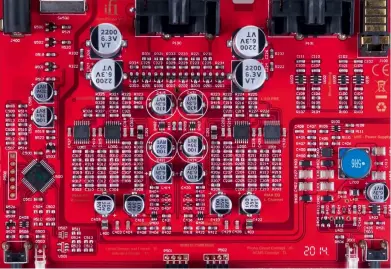  ??  ?? Die Platine ist mit sehr vielen Bauteilen bestückt, darunter Bipolar-transistor­en von Diodes sowie Kondensato­ren von TDK und Panasonic.