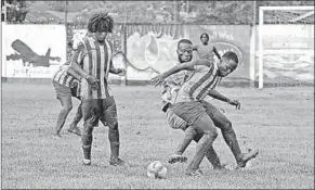  ??  ?? Een spelmoment uit de wedstrijd tussen Santos en Kamal Dewaker.