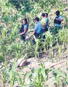  ??  ?? BÚSQUEDA. Las excavacion­es comenzaron ayer en horas de la mañana para hallar los dos cadáveres, seguirán hoy.