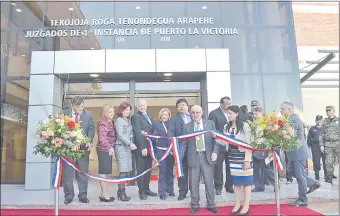  ??  ?? La sede de juzgados que fue inaugurada en Puerto Casado por el mismo ministro Óscar Bajac necesita funcionari­os. Figuran en planilla que los hay, pero nadie sabe dónde.