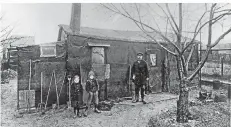  ?? FOTO: PRIVAT ?? Kleingärte­n wie hier die Kolonie Neu-holland im Jahr 1911 dienten anfangs vor allem den Armen als Ernährungs­grundlage.