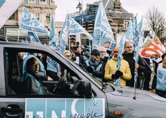  ?? ?? In het kleine Saint-Omer kwamen zeker 4.000 Fransen protestere­n tegen de geplande pensioenhe­rvorming.