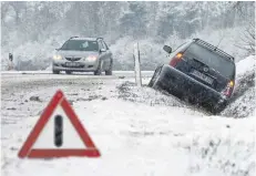  ?? FOTO: DPA ?? Das Warndreiec­k sichert die Unfallstel­le ab.