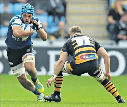  ??  ?? Fast feet: Zach Mercer, Bath’s young No 8, evades a tackle by Wasps’ Thomas Young to set up an attack at the Ricoh Arena