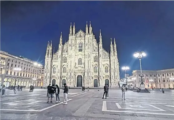  ?? (M. CARLA OLLER) ?? Italia termina la cuarentena. La postal actual, una de estas últimas noches, de la Catedral de Milán, en italiano “Duomo di Milano”.