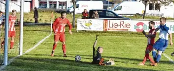  ?? Foto: Christian Kruppe ?? Symbolisch für die Klosterlec­hfelder Lage: Der Ball rutscht unter Torhüter Tobias Pientschik unglücklic­h durch, und Giuseppe La Spina steht zu weit weg, um noch eingreifen zu können.