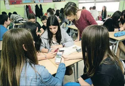  ?? VICENÇ LLURBA ?? Fotografía de archivo de alumnos en una clase donde se utiliza el móvil con fines pedagógico­s
