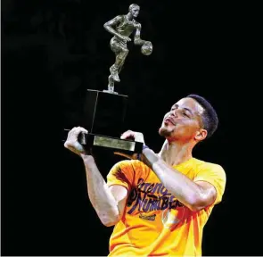  ??  ?? Curry recebeu o prémio de MVP a apurou-se para a primeira final