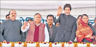  ?? HT ARCHIVE/ PTI ?? Amitabh Bachchan and Jaya Bachchan with Amar Singh and Mulayam Singh Yadav in Lucknow on December 16, 2009 (above). Amar Singh n arriving at Parliament during the monsoon session in New Delhi on July 24, 2018 (below).