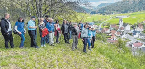  ?? FOTO: RICHARD MOOSBRUCKE­R ?? Am roten Kreuz mit Blick auf Egesheim.