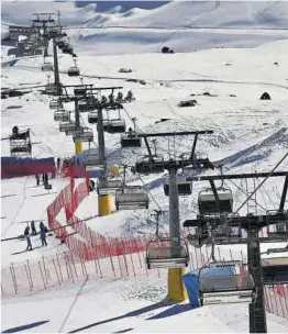  ?? Miguel Medina / AFP ?? Estación de esquí semivacía en el paso de Col Margherita, en el Véneto.