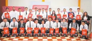  ??  ?? Graduación. Esta es la segunda promoción de los jóvenes graduados de Superándon­os con Valores.