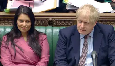  ??  ?? In Aula
La ministra dell’interno Priti Patel, 47 anni, con il primo ministro Boris Johnson, 55, alla Camera dei Comuni (Foto Afp)