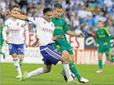  ??  ?? MÁXIMA DIFICULTAD. Una imagen del Zaragoza-Cádiz de la pasada temporada en La Romareda.