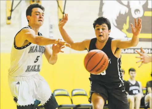  ?? Matthew Brown / Hearst Connecticu­t Media ?? Hamden Hall’s Jackson Bengni (5) passes off the ball under pressure from Brunswick’s Henry Caponiti (35) in an FAA boys basketball game at Brunswick School on Friday in Greenwich. Hamden Hall defeated Brunswick 59-58.